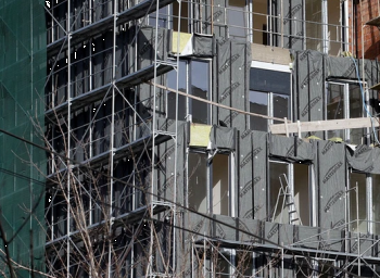 Punëtori bie nga objekti në ndërtim në Ferizaj, dërgohet në QKUK