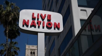 Gjykata në SHBA: Live Nation dhe Ticketmaster shpallen monopol, por ulja e çmimeve mund të vonohet