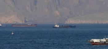 Irani mbyll sërish Ngushticën e Hormuzit, rriten tensionet dhe rreziku për tregjet globale të energjisë