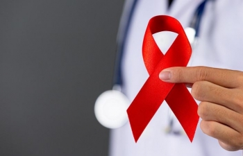 Rriten rastet me HIV në Shqipëri, ekspertët paralajmërojnë për diagnostikim të vonë