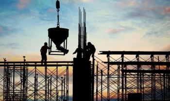 Shoqata e Ndërtimit takohet me ministrin Andin Hoti, fokus siguria në vendin e punës