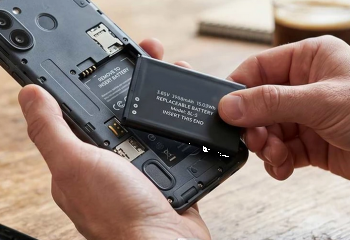 BE ndryshon rregullat: telefonat mund të vijnë me bateri të zëvendësueshme nga përdoruesi