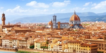 Turistja dëmton monumentin historik në Firence gjatë një feste para martesës