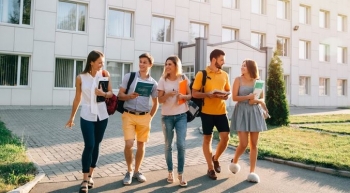 Studentët po krijojnë miqësi në rrjete sociale para fillimit të studimeve, por trendi ngre shqetësime
