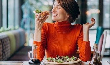 Jo vetëm çfarë hamë, por si mendojmë për ushqimin ndikon në oreks dhe peshë
