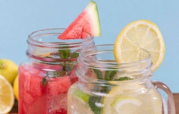 “Refreshers” po pushtojnë menutë: pijet me fruta bëhen trendi i ri 