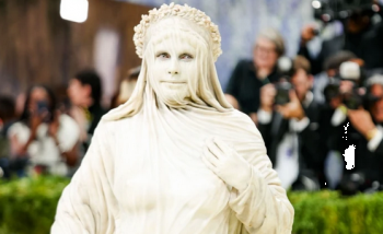 Heidi Klum mahnit në Met Gala 2026: paraqitet si “statujë” në tapetin e kuq