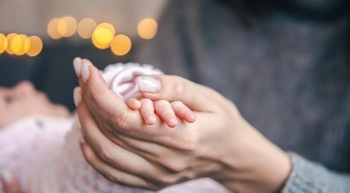 Italia njeh ligjërisht një fëmijë me tre prindër: Dy baballarë dhe një nënë