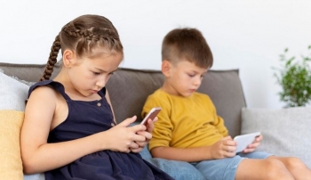 Përdorimi i tepërt i ekraneve po ndikon te fëmijët dhe adoleshentët