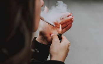 Evropa kërkon masa më të ashpra kundër nikotinës: Alarm për përdorimin e cigareve elektronike tek të rinjtë