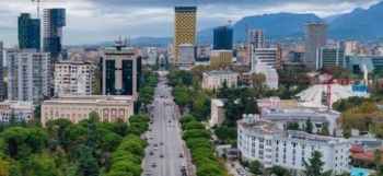 Mbi 2.5 milionë turistë vizituan Shqipërinë në katër muajt e parë të vitit, kosovarët kryesojnë listën