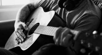 Këngët e krijuara nga AI nxisin debat në industrinë e muzikës