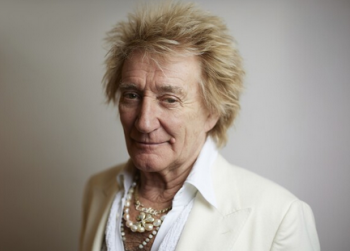 Rod Stewart anulon koncertin 40 minuta para fillimit, pastaj shihet në ndeshjen e Kupës së Botës