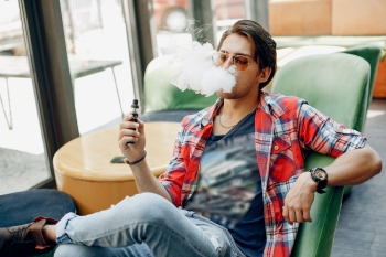 FDA autorizon cigaret elektronike me aromë: si mund t'u flasin prindërit fëmijëve për avullimin