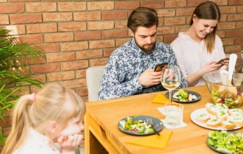 Studim: Telefonat po dobësojnë lidhjen familjare gjatë darkës së përbashkët