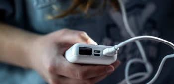 Paralajmërim për udhëtarët: Power bank-ët dhe vape-t ndalohen në bagazhin e dorëzuar