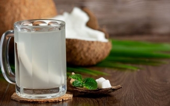 Jo vetëm uji - ekspertët zbulojnë pijet më të mira për hidratim gjatë vapës