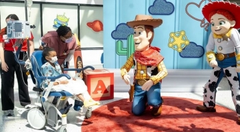 “Toy Story 5” u ka dhuruar 18,000 lodra fëmijëve të sëmurë