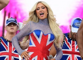 Paris Hilton rikthen ikonën e Ginger Spice me fustanin “Union Jack” në Brighton Pride