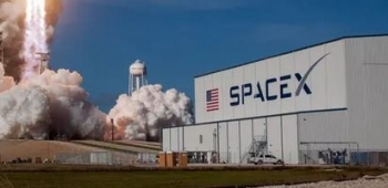SpaceX tejkalon pritshmëritë me të ardhura rekord, por humbjet shqetësojnë investitorët