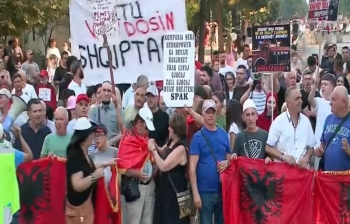 Protesta në Tiranë hyn në ditën e 74-të, protestuesit marshojnë drejt Kryeministrisë