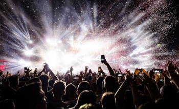Festivali Reading në Angli kërkon një ditë më shumë muzikë, banorët kundërshtojnë