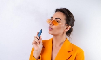 Studimi: Cigaret elektronike me nikotinë mund të ndihmojnë më shumë në lënien e duhanit