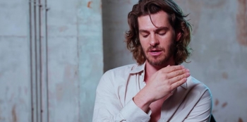 Andrew Garfield është Robin Hood-i i ri? Filmi “The Uprising” zbulon historinë e vërtetë
