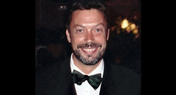 Ndahet nga jeta aktori i njohur Tim Curry, në moshën 80-vjeçare