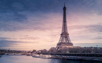 Kulla Eiffel mbyllet pas protestës së punonjësve për trajtimin e grave