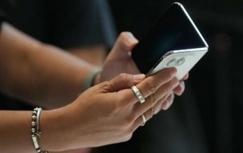 Apple prezanton iPhone-in e parë të palosshëm, Duo kushton 1,999 dollarë
