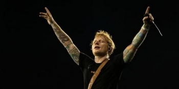Ed Sheeran mbetet pa aktet hapëse në turne, pas largimit të Macklemore