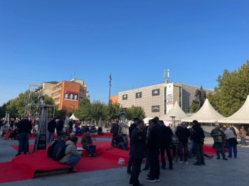 Qytetarët mblidhen në sheshin e Prishtinës në pritje të vendimit në Hagë 