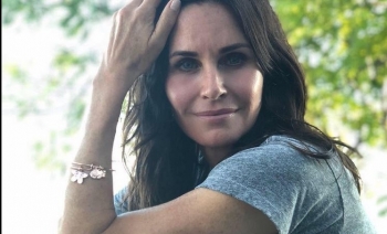 Courteney Cox rikthehet pas kamerës me thrillerin e ri “Evil Genius”