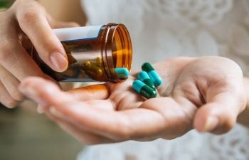 Studimi: Konsumimi i sheqerit gjatë marrjes së antibiotikëve mund të dëmtojë zorrët.