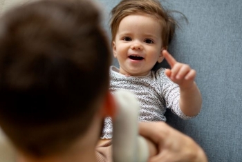 Rriten rastet e foshnjave që përfshihen në procedura të kujdesit social në Angli