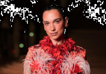 Dua Lipa surprizon në sfilatën e Chanel në Paris