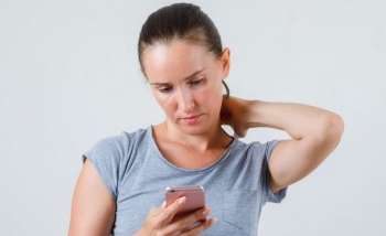 Pesë ushtrime të thjeshta për ta mbajtur qafën të shëndetshme në epokën e telefonave