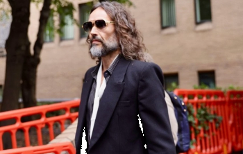 Një grua dëshmon në gjyqin ndaj Russell Brand për një sulm seksual të pretenduar