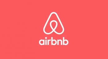 Rregulla të reja nga Airbnb: Mysafirët nuk do të obligohen më të lajnë enët apo të heqin çarçafët