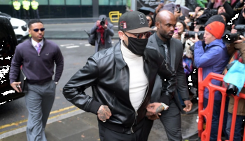 Chris Brown dënohet me tetë muaj burg, por shmang vuajtjen e dënimit nëse respekton kushtet