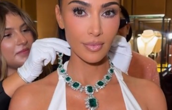 Kim Kardashian merr dhuratën e veçantë të ditëlindjes, gjerdanin ikonik të Elizabeth Taylor